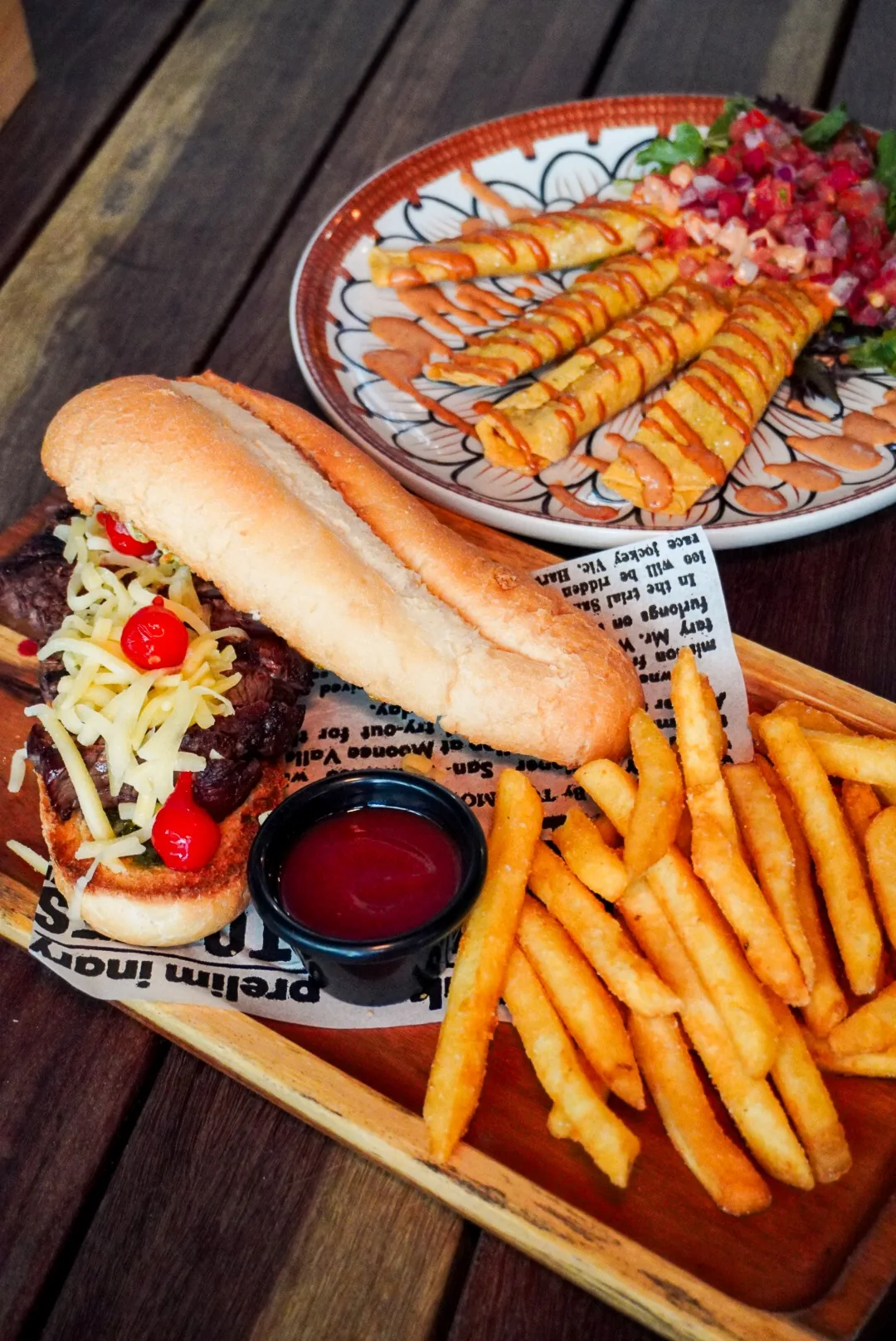 El Bigoton street-food sandwich served with fries